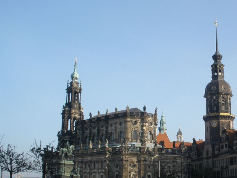 Divadelní náměstí s kostelem Hoffkirche