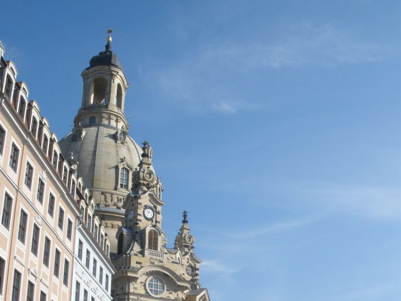 Příchod na náměstí Neumarkt s kostelem Frauenkirche