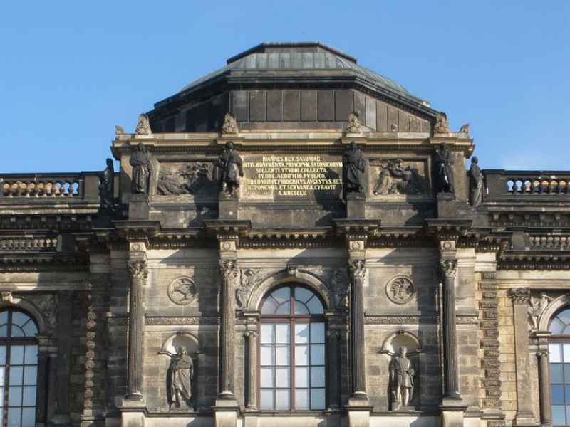 Zwinger průhled na Divadelní náměstí