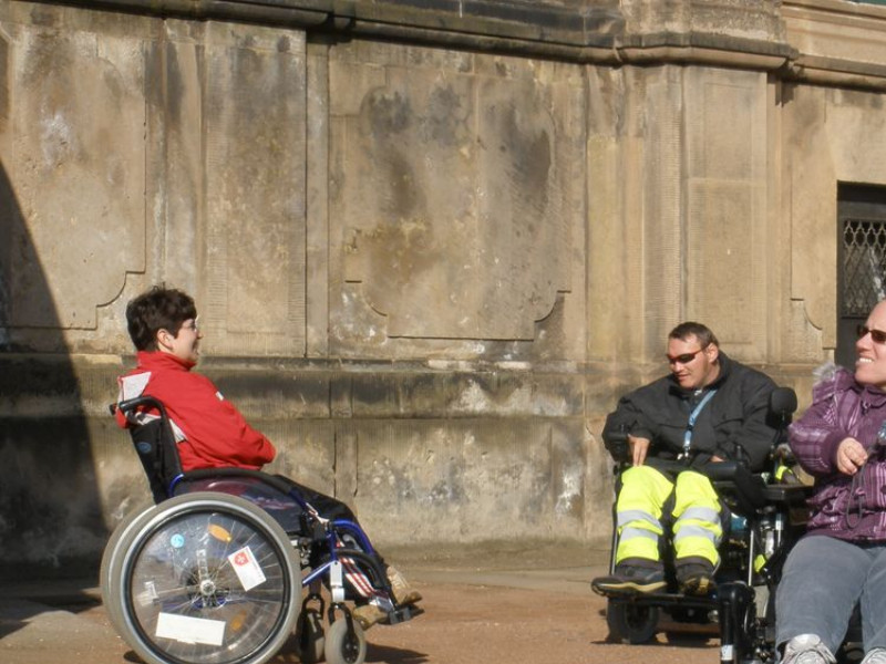 Čekajíce na vstup do Zwingeru