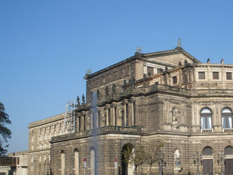 Semperova opera zblízka