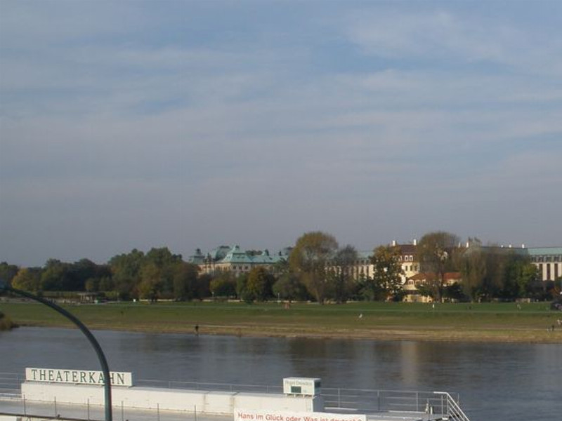 Pravý břeh z dálky