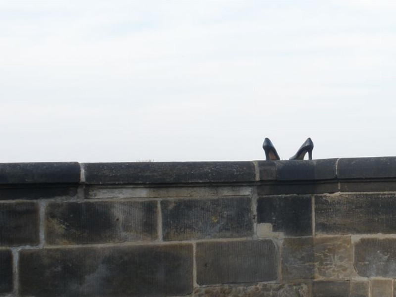 Dámské střevíce na zábradlí mostu - umění, recese či sebevražda
