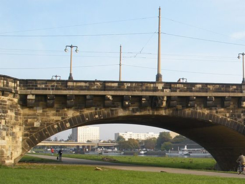 Promenáda podél řeky