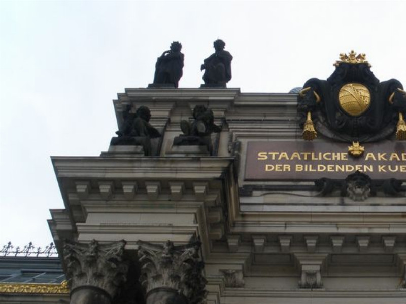 Nápis nad hlavním portálem Akademie výtvarných umění