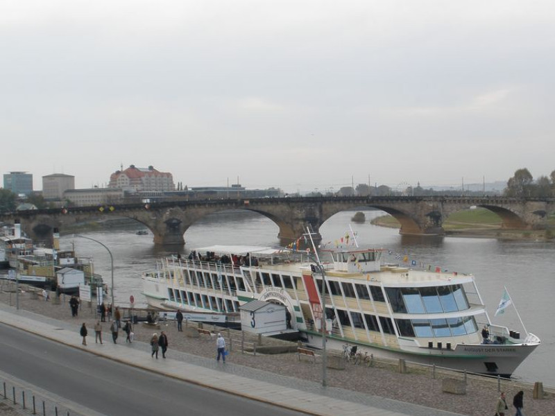 Výletní lodě pod Brühlovou terasou