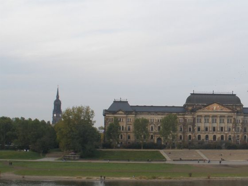 Pohled z Brühlovy terasy na Muzeum saského lid. umění