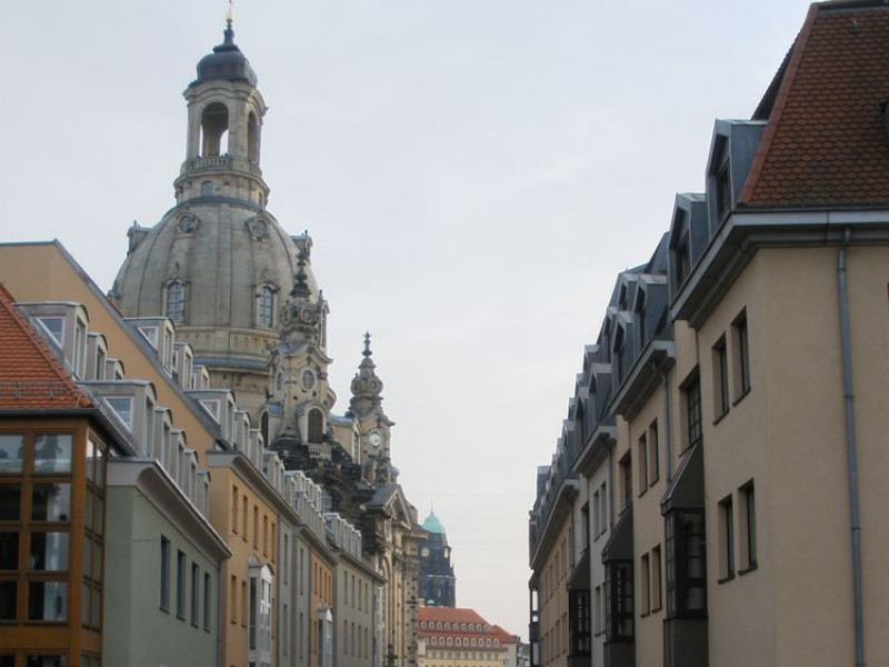 Pohled z Brühlovy terasy ke kostelu Frauenkirche