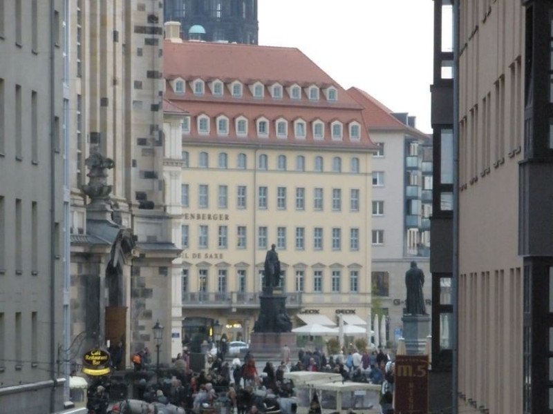 Průhled až na náměstí Neumarkt