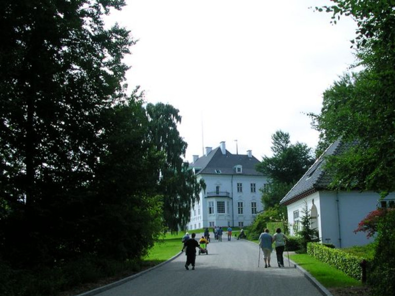 směřujeme k letnímu královskému sídlu destinovanému poblíže Arhusu