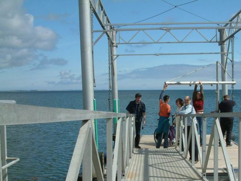 Stačí se nechat zavěsit na ráhno a spustit ke hladině .......